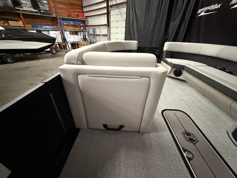 Slide: The Image of Harris Cruiser 230 2026 - 16