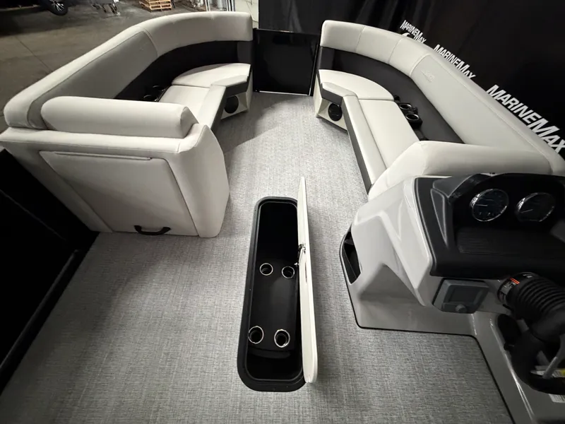 Slide: The Image of Harris Cruiser 230 2026 - 18