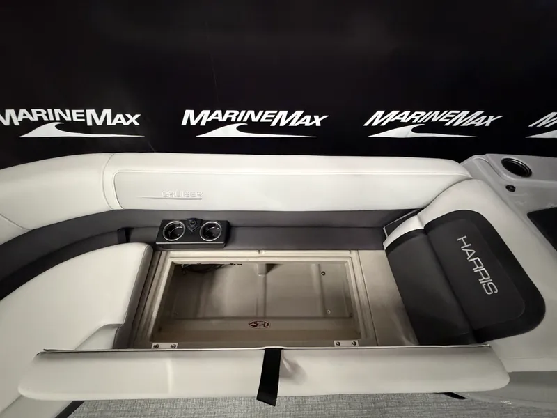 Slide: The Image of Harris Cruiser 230 2026 - 29