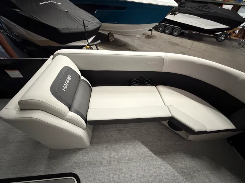 Slide: The Image of Harris Cruiser 230 2026 - 31