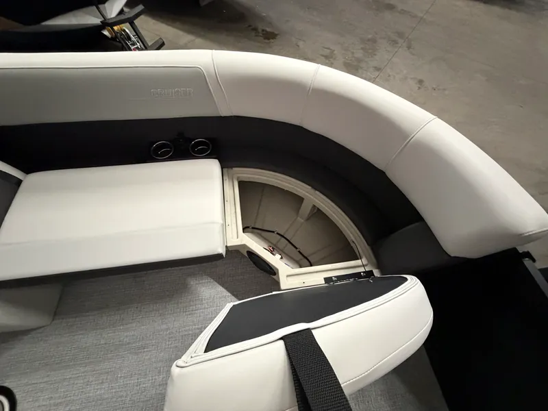 Slide: The Image of Harris Cruiser 230 2026 - 33