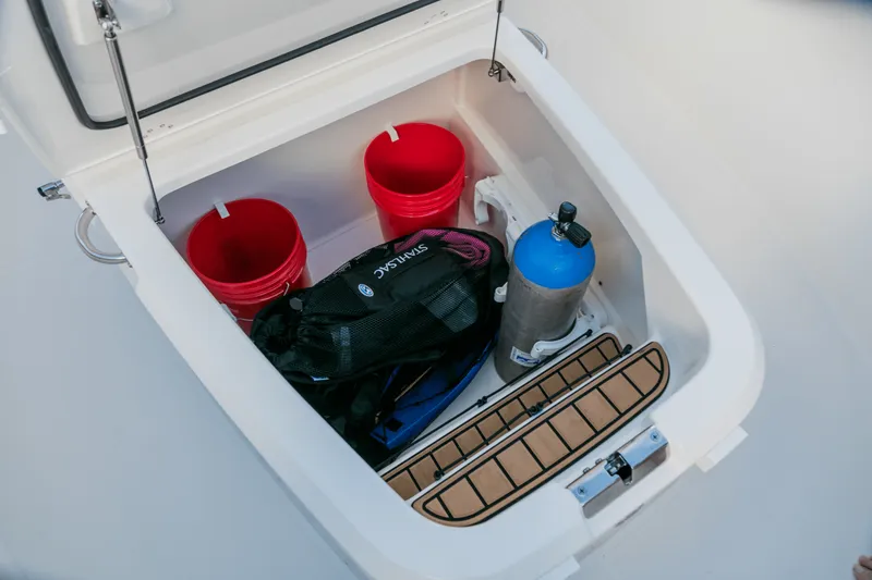 Slide: The Image of Boston Whaler 280 Outrage 2026 - 119