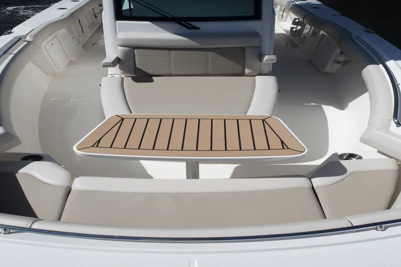 Slide: The Image of Boston Whaler 280 Outrage 2026 - 120