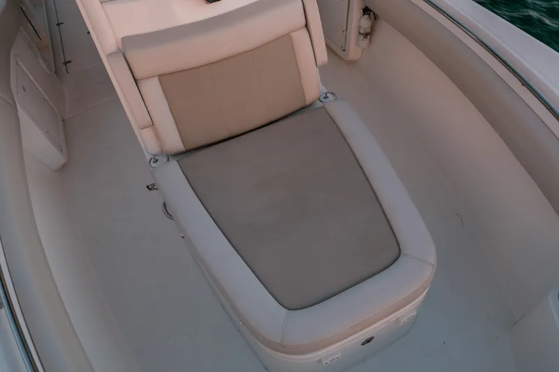 Slide: The Image of Boston Whaler 280 Outrage 2026 - 152