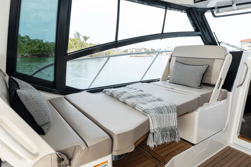 Slide: The Image of Boston Whaler 365 Conquest 2026 - 91