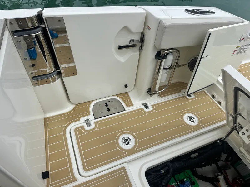 Slide: The Image of Boston Whaler 320 VANTAGE 2017 - 11