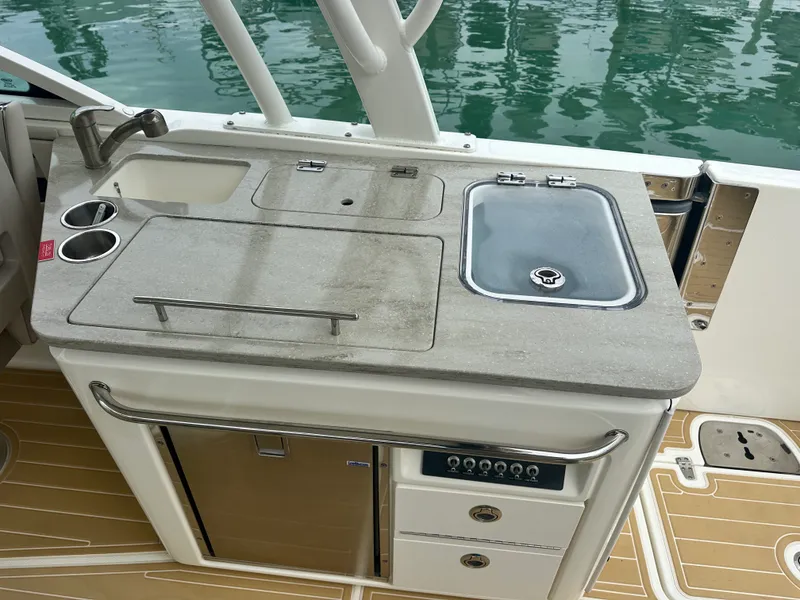 Slide: The Image of Boston Whaler 320 VANTAGE 2017 - 13