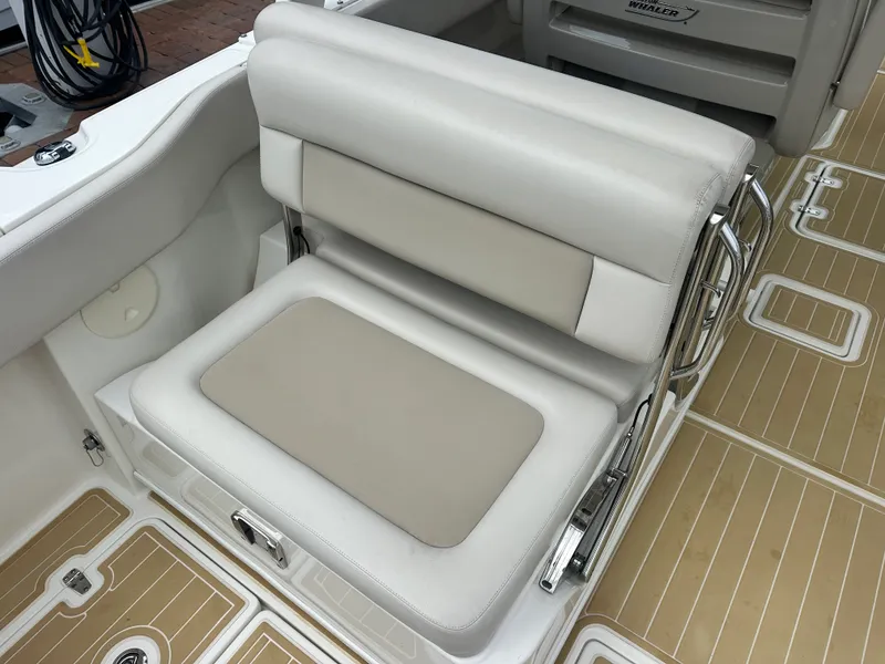 Slide: The Image of Boston Whaler 320 VANTAGE 2017 - 15