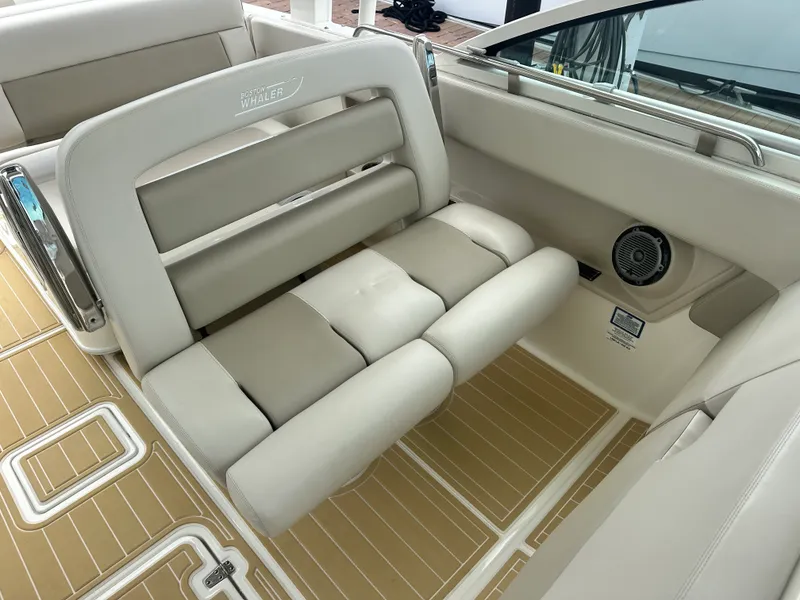 Slide: The Image of Boston Whaler 320 VANTAGE 2017 - 17