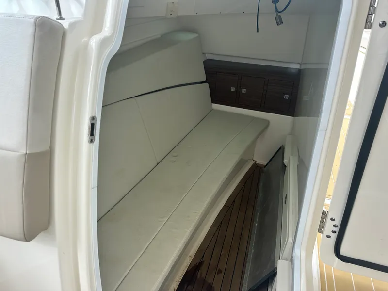 Slide: The Image of Boston Whaler 320 VANTAGE 2017 - 19