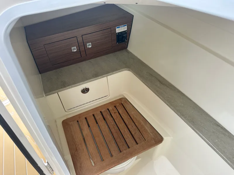 Slide: The Image of Boston Whaler 320 VANTAGE 2017 - 23