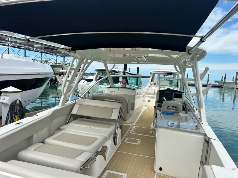 Slide: The Image of Boston Whaler 320 VANTAGE 2017 - 25