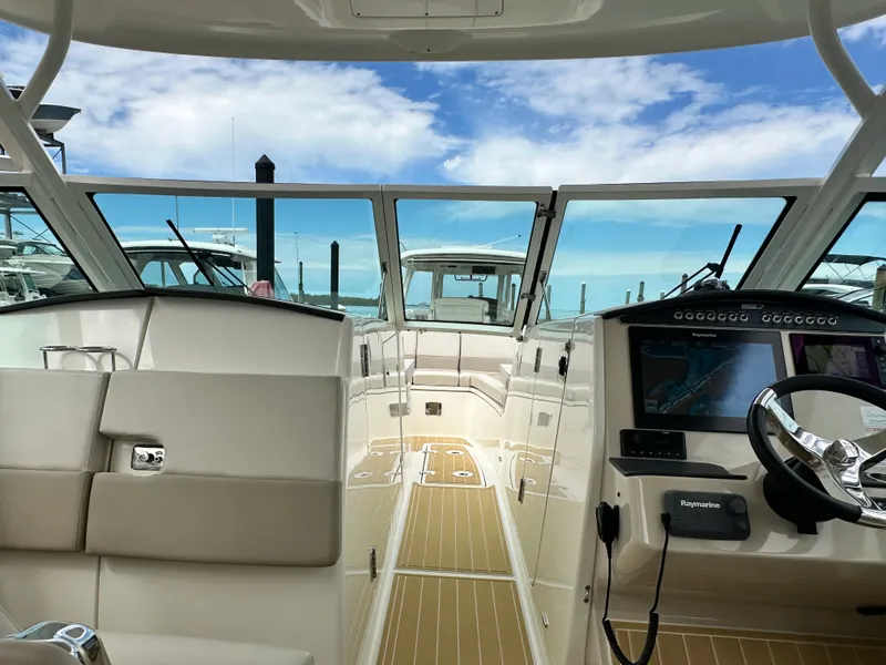 Slide: The Image of Boston Whaler 320 VANTAGE 2017 - 26