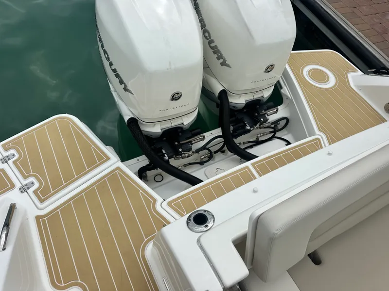 Slide: The Image of Boston Whaler 320 VANTAGE 2017 - 5