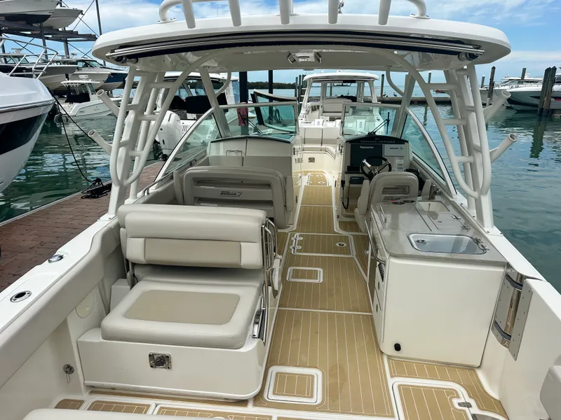 Slide: The Image of Boston Whaler 320 VANTAGE 2017 - 6