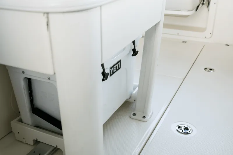 Slide: The Image of Boston Whaler 280 Outrage 2026 - 143