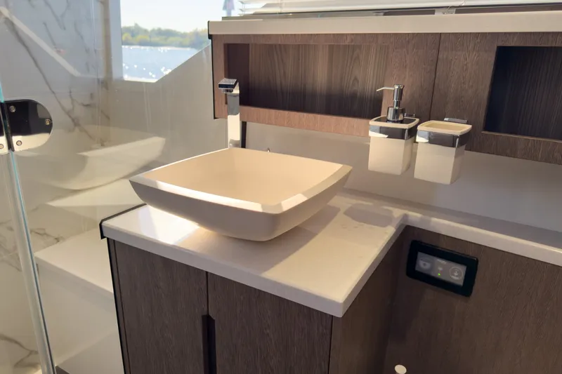 Slide: The Image of Galeon 510 SKY 2022 - 25