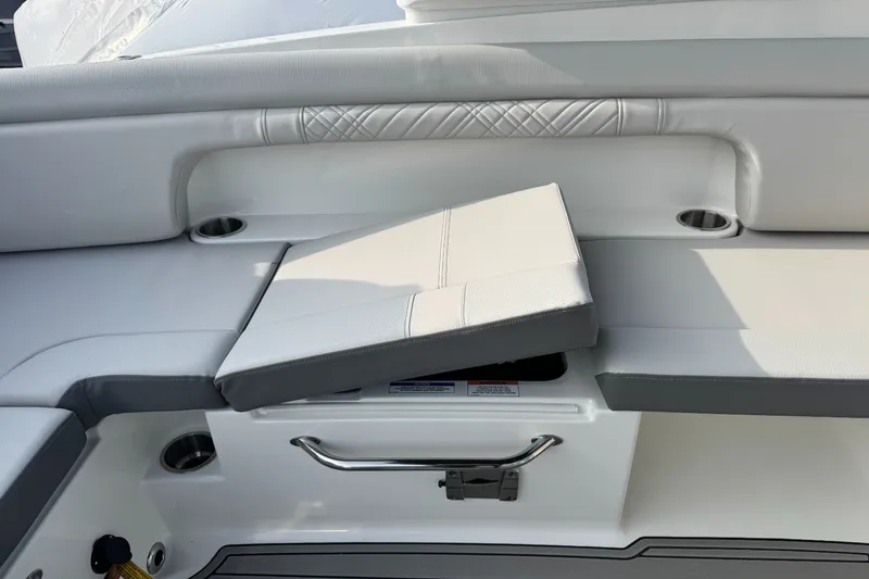 Slide: The Image of Sea Ray SDX 290 Outboard 2026 - 17