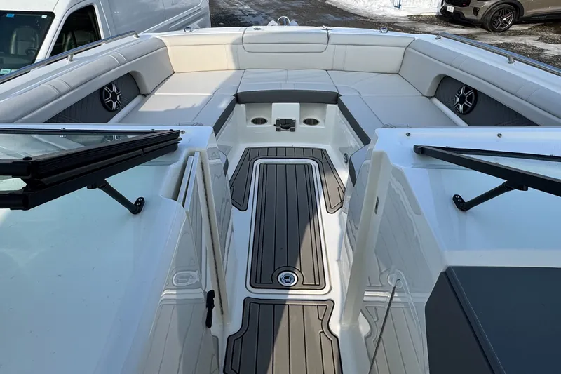 Slide: The Image of Sea Ray SDX 290 Outboard 2026 - 37