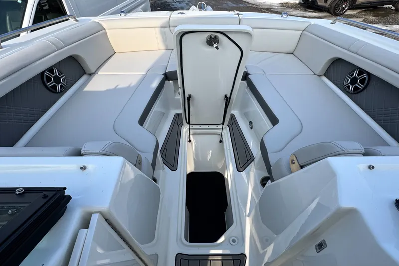 Slide: The Image of Sea Ray SDX 290 Outboard 2026 - 39