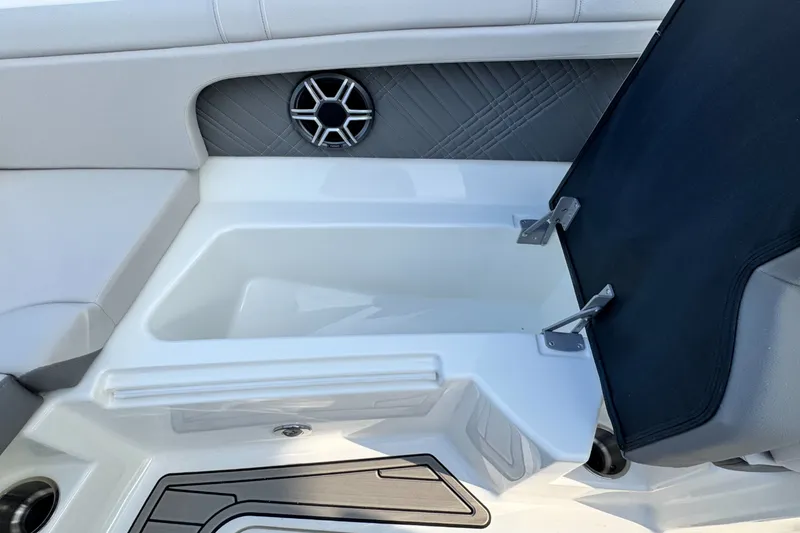 Slide: The Image of Sea Ray SDX 290 Outboard 2026 - 42