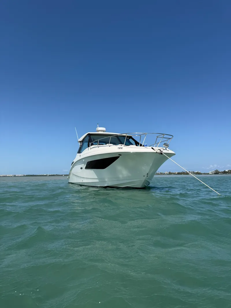 Slide: The Image of Sea Ray 320 SUNDANCER OB 2023 - 1