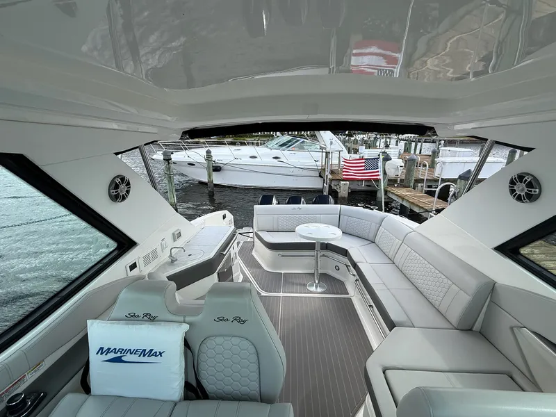 Slide: The Image of Sea Ray 320 SUNDANCER OB 2023 - 11