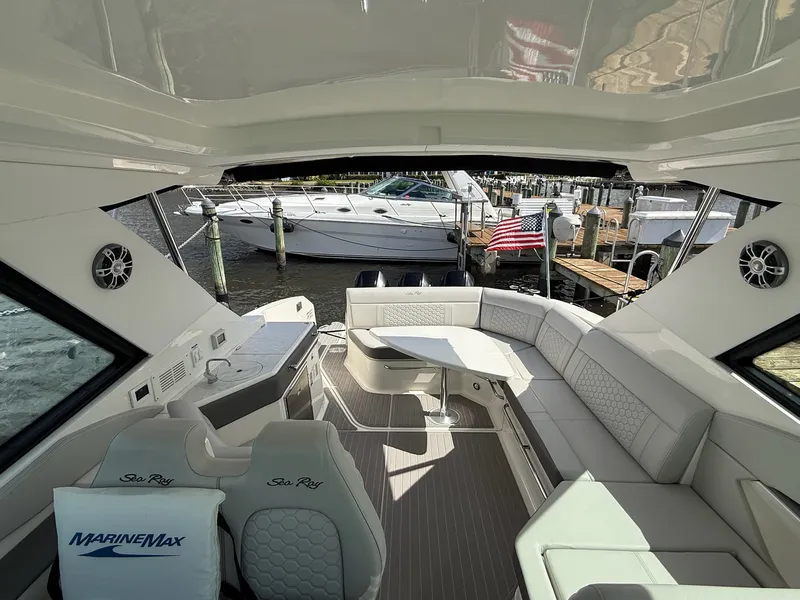 Slide: The Image of Sea Ray 320 SUNDANCER OB 2023 - 12