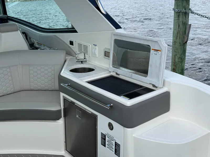 Slide: The Image of Sea Ray 320 SUNDANCER OB 2023 - 14