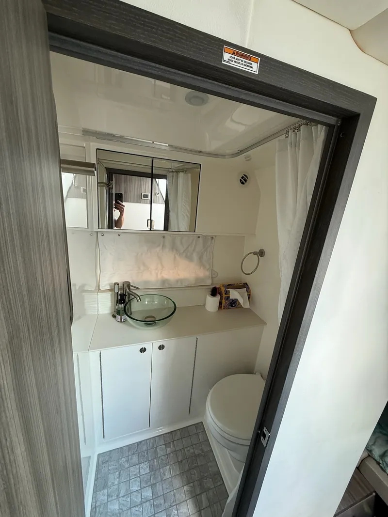 Slide: The Image of Sea Ray 320 SUNDANCER OB 2023 - 22