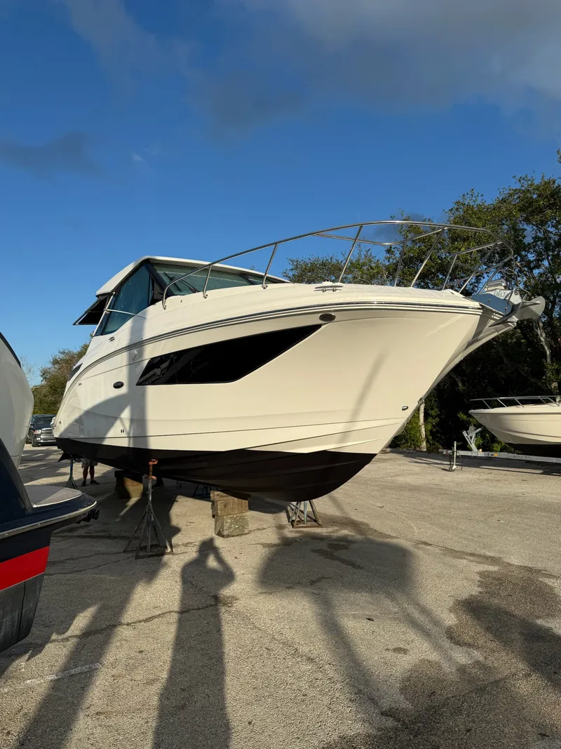 Slide: The Image of Sea Ray 320 SUNDANCER OB 2023 - 28