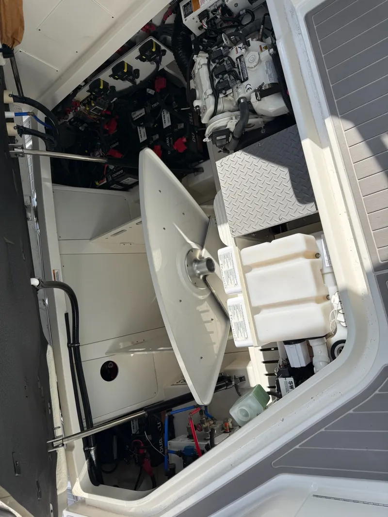 Slide: The Image of Sea Ray 320 SUNDANCER OB 2023 - 29