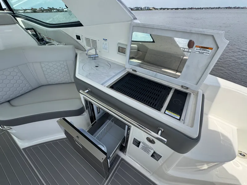 Slide: The Image of Sea Ray 320 SUNDANCER OB 2023 - 31