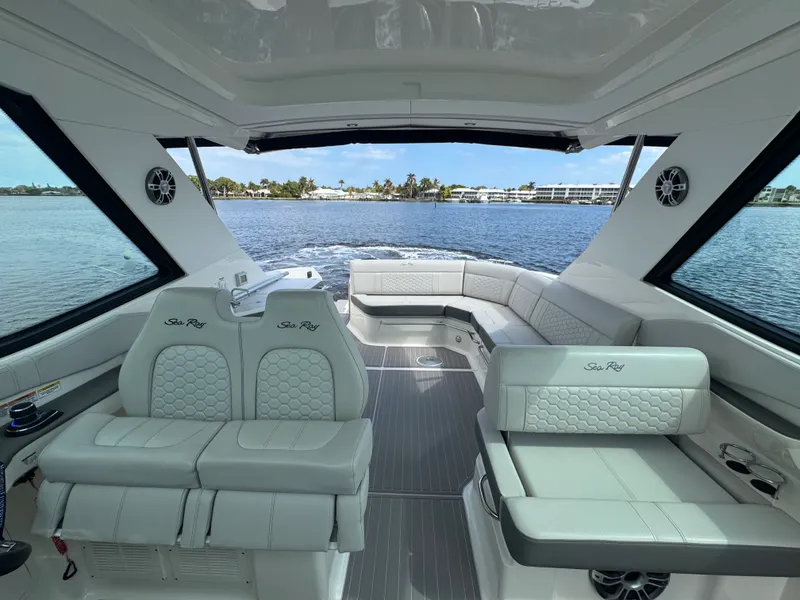 Slide: The Image of Sea Ray 320 SUNDANCER OB 2023 - 33