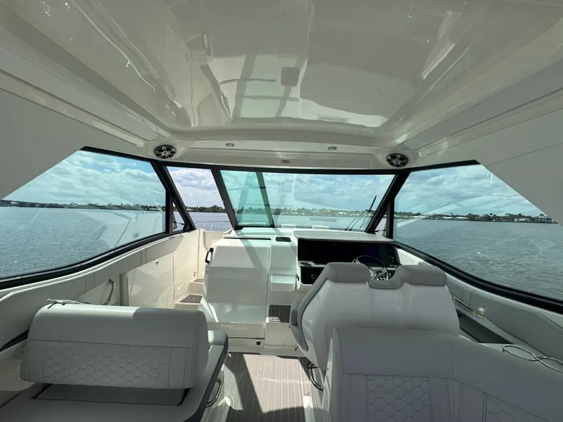 Slide: The Image of Sea Ray 320 SUNDANCER OB 2023 - 37