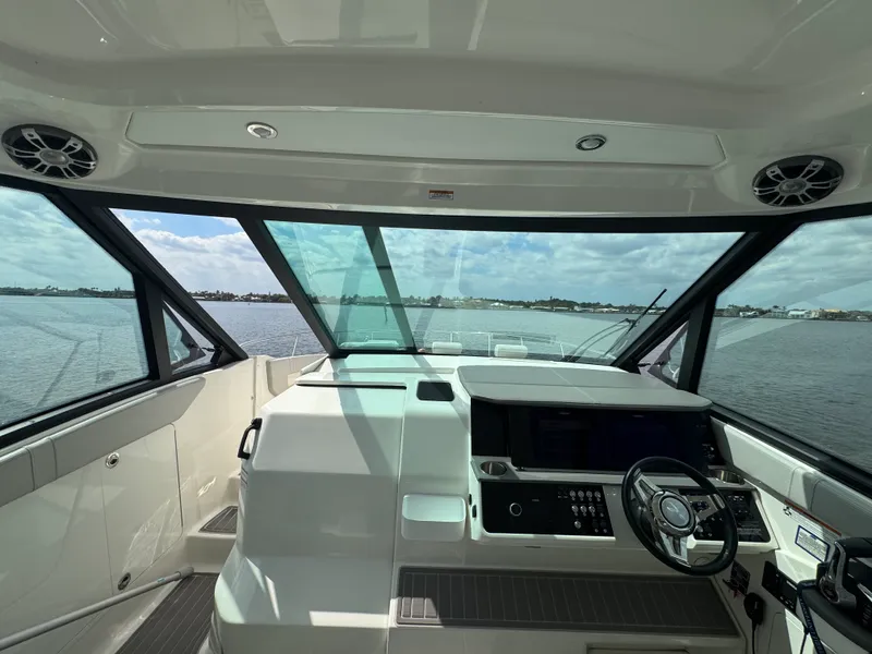 Slide: The Image of Sea Ray 320 SUNDANCER OB 2023 - 38