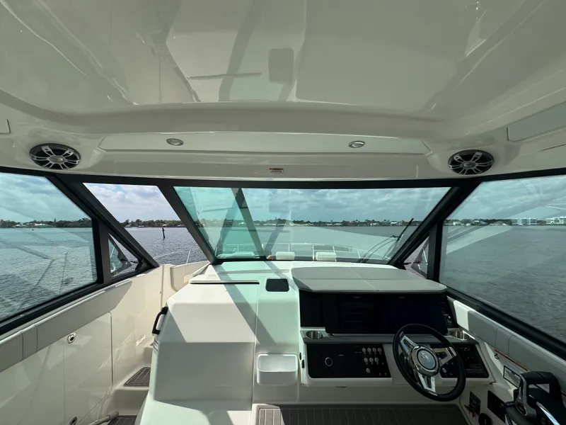 Slide: The Image of Sea Ray 320 SUNDANCER OB 2023 - 39