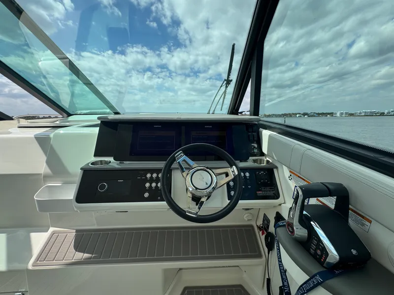 Slide: The Image of Sea Ray 320 SUNDANCER OB 2023 - 41