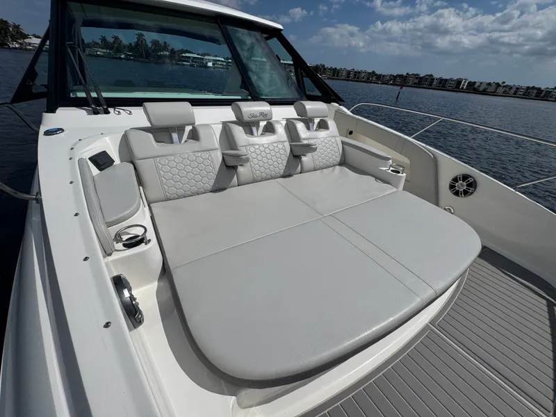 Slide: The Image of Sea Ray 320 SUNDANCER OB 2023 - 49