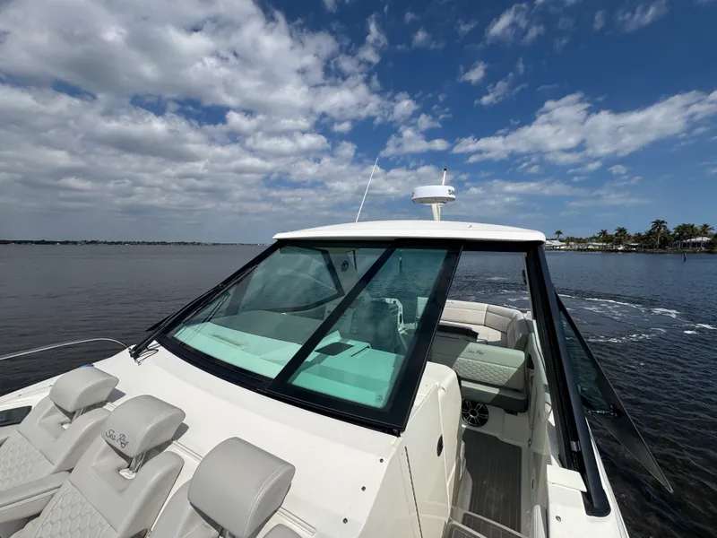 Slide: The Image of Sea Ray 320 SUNDANCER OB 2023 - 52