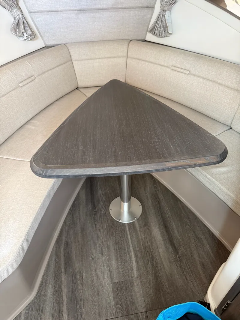 Slide: The Image of Sea Ray 320 SUNDANCER OB 2023 - 57