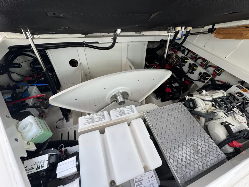 Slide: The Image of Sea Ray 320 SUNDANCER OB 2023 - 60