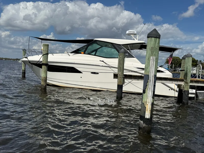 Slide: The Image of Sea Ray 320 SUNDANCER OB 2023 - 7