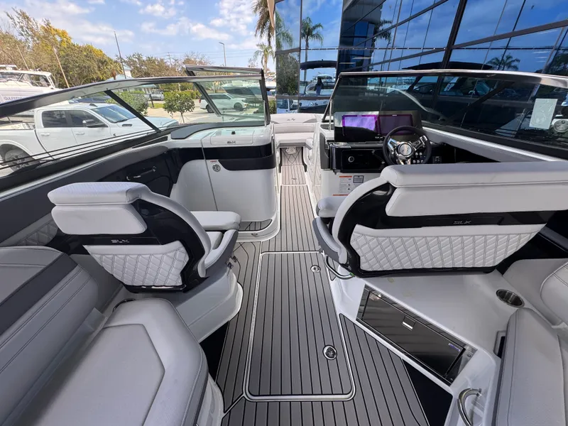 Slide: The Image of Sea Ray SLX 280 Outboard 2026 - 10