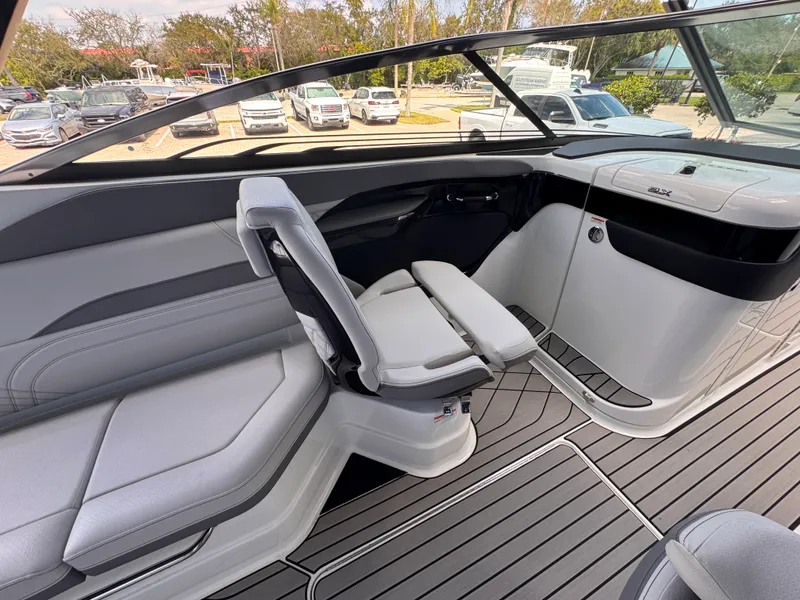 Slide: The Image of Sea Ray SLX 280 Outboard 2026 - 12