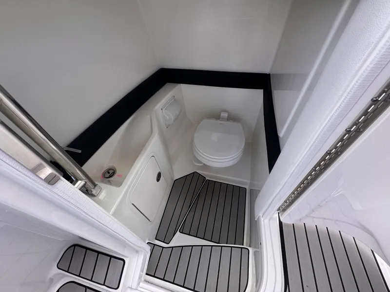 Slide: The Image of Sea Ray SLX 280 Outboard 2026 - 17