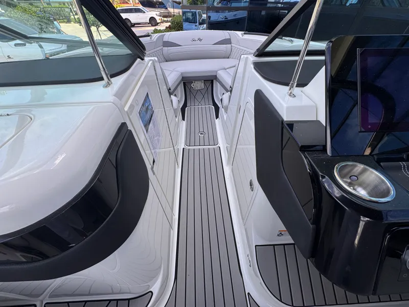 Slide: The Image of Sea Ray SLX 280 Outboard 2026 - 18