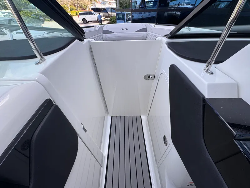 Slide: The Image of Sea Ray SLX 280 Outboard 2026 - 19