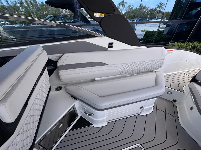 Slide: The Image of Sea Ray SLX 280 Outboard 2026 - 9