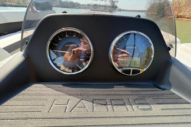 Slide: The Image of Harris Cruiser 230 2026 - 15